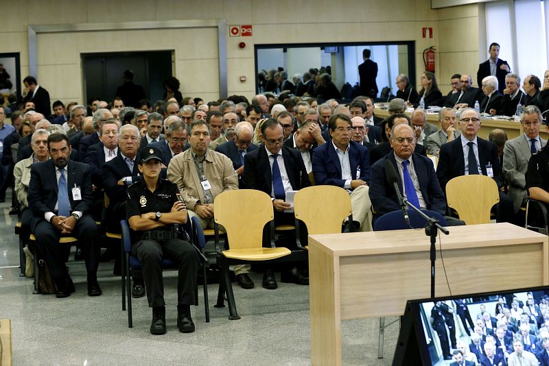 Los acusados de usar las tarjetas 'black' de Caja Madrid se sientan en el banquillo