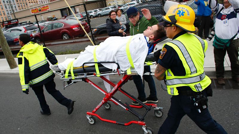 Uno de los heridos del accidente ferroviario en Nueva Jersey es evacuado