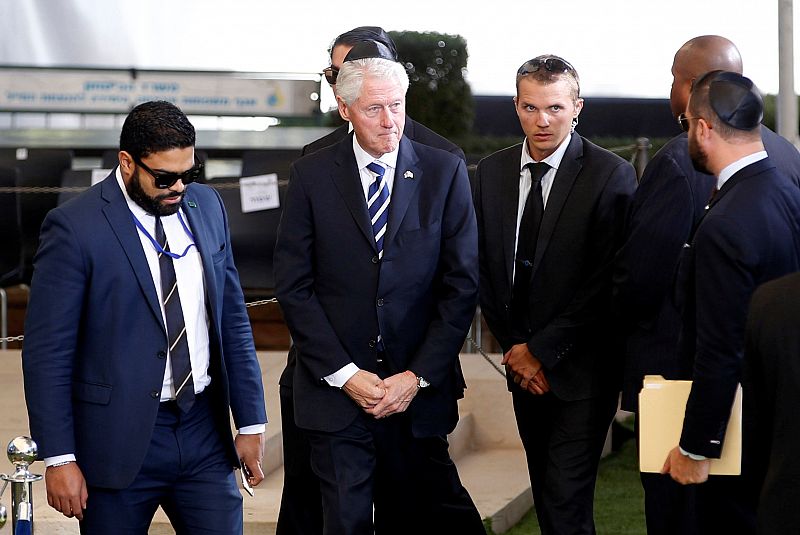 Bill Clinton ante el féretro de Simón Peres en el cementerio del Monte Herzl de Jerusalén, donde recibirá sepultura