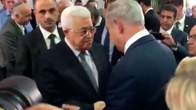 Mahmud Abás y Benjamín Netanyahu se saludan en el funeral de Simón Peres