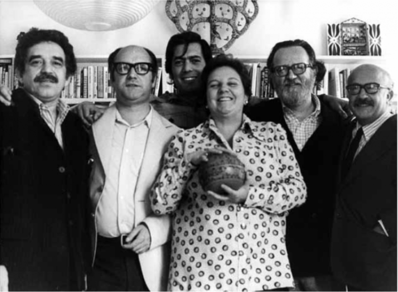 La editora Carmen Balcells, rodeada por Gabriel García Márquez y Mario Vargas Llosa, entre otros escritores. Balcells fue una de las responables del éxito de la literatura latinoamericana.