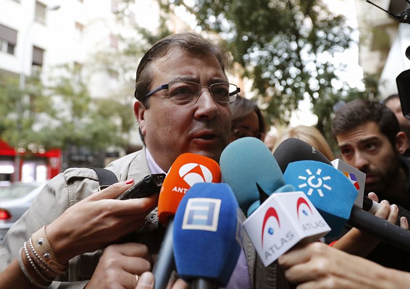 El presidente de Extremadura, Guillermo Fernández Vara, atiende a los medios a su llegada