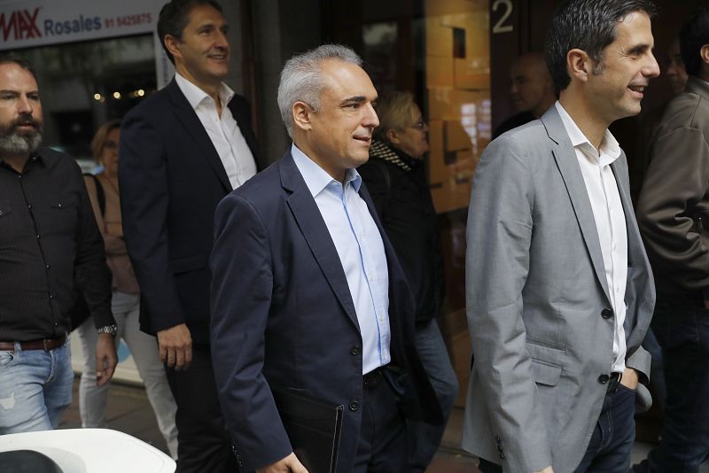 El diputado socialista por Madrid Rafael Simancas (2d), a su llegada a la sede de Ferraz