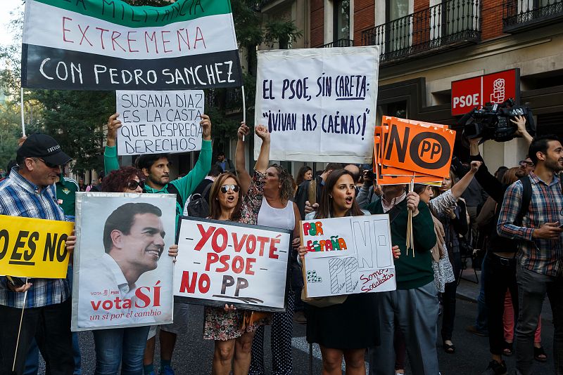 Seguidores de Pedro Sánchez protestan a las puertas de la sede del PSOE en la calle Ferraz