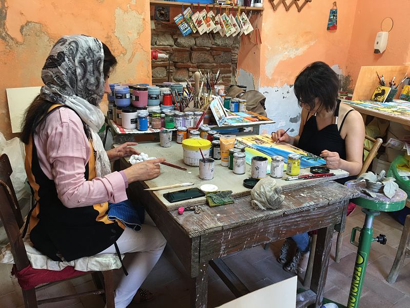 Gloria y Tahira en su taller de cerámica