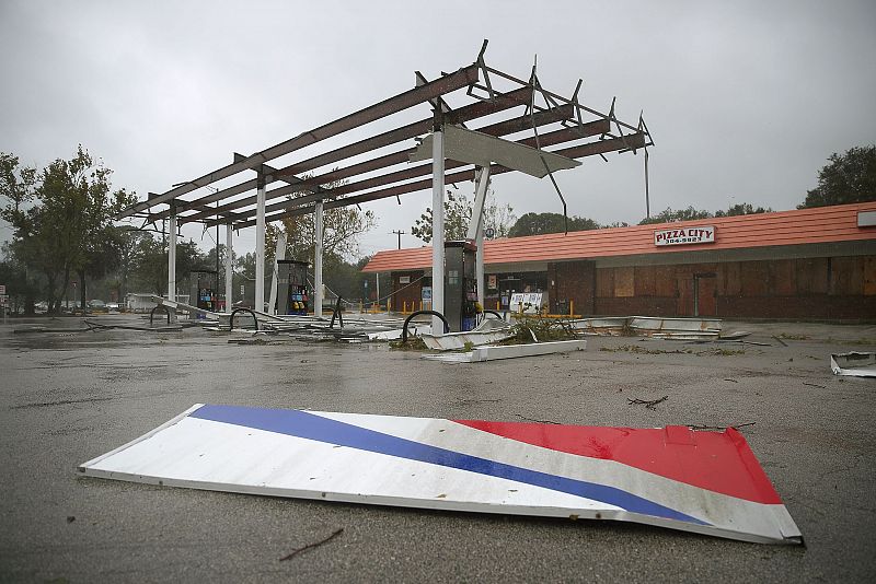 Una gasolinera dañada por los fuertes vientos del huracán Matthew en Port Orange, Florida (EE.UU.)