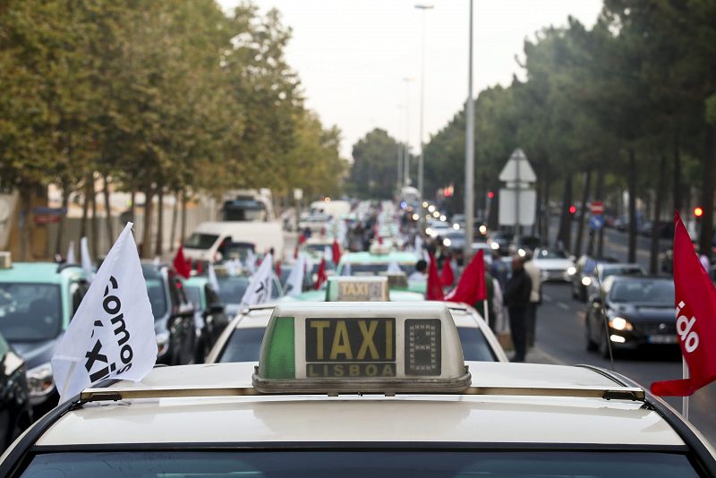 Taxistas secundan la huelga convocada para protestar contra la anunciada legalización en el país de plataformas como Uber o Cabify