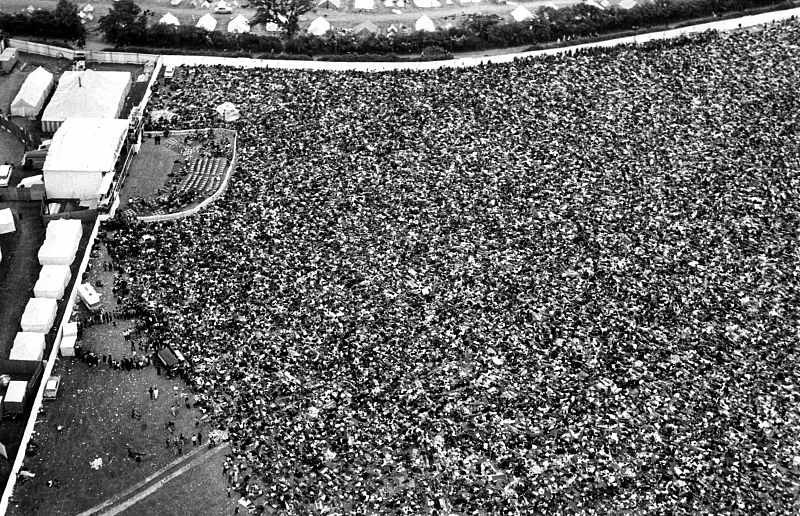 Cientos de miles de personas esperan el inicio de la actuación de Dylan el Festival Isla de Wight, en 1969.