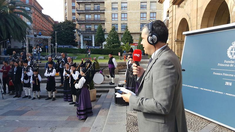 Alfredo Menéndez despide el programa entre gaiteros que interpretan el himno oficial del Principado: "Asturias patria querida"