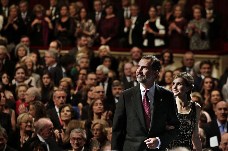 El rey Felipe saluda al público a su llegada al comienzo de la ceremonia