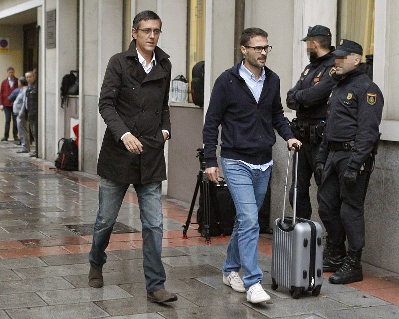 Eduardo Madina (i), a su llegada a la sede del PSOE, en Ferraz, para asistir a la reunión del Comité Federal