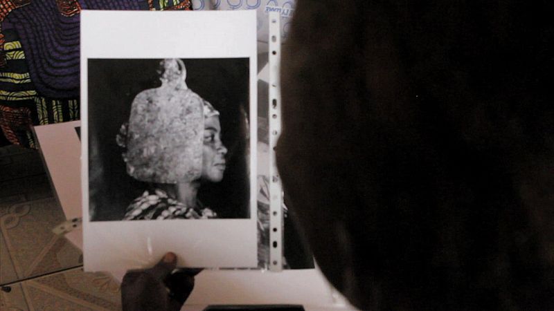 Las protagonistas de "Angalía Mzungu" (Mira al blanco)  observan sus retratos