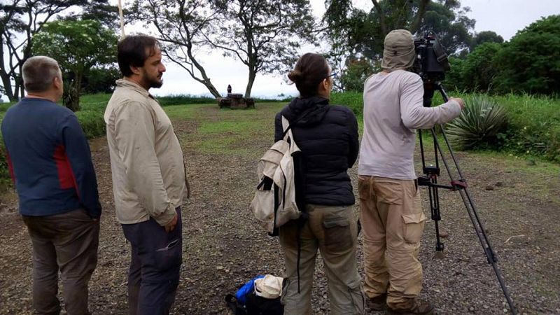 El equipo de rodaje del documental "Angalía Mzungu" (Mira al blanco) sobre Isabel Muñoz