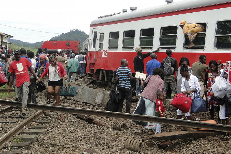 Al menos 79 muertos en el descarrilamiento de un tren en Camerún