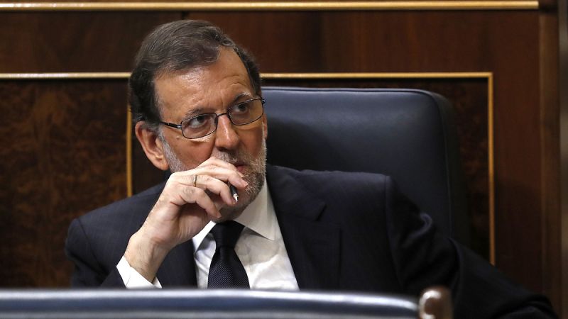 El presidente del Gobierno en funciones, Mariano Rajoy, escucha una de las intervenciones en su escaño del hemiciclo.