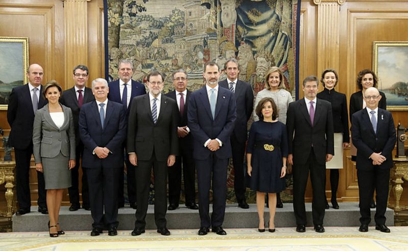 Felipe VI posa con los nuevos ministros