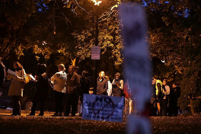 Votantes en cola antes de abrir las urnas en Alexandría (Virginia)