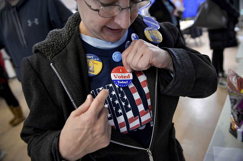 Una votante estadounidense de Philadelphia muestra orgullosa su chapa "Yo voté".