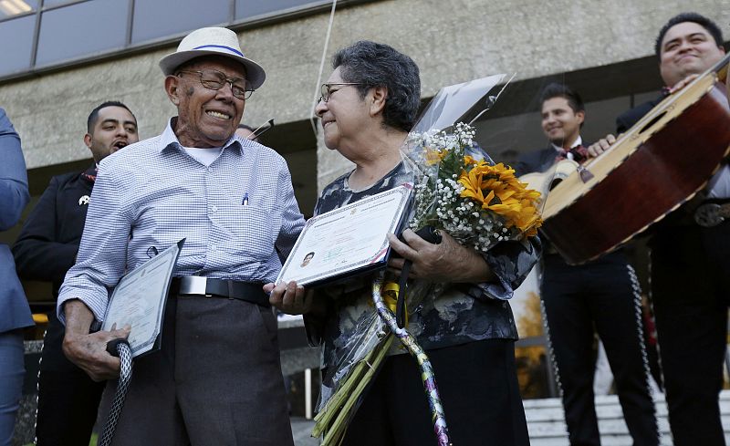 Fabio Alvarado, 91 años, nacido en El Salvador, juró este 8 de noviembre como ciudadano estadounidense, con lo cual adquirió el derecho a votar y corrió a ejercerlo junto a su mujer, Marta, en Norwalk, California.