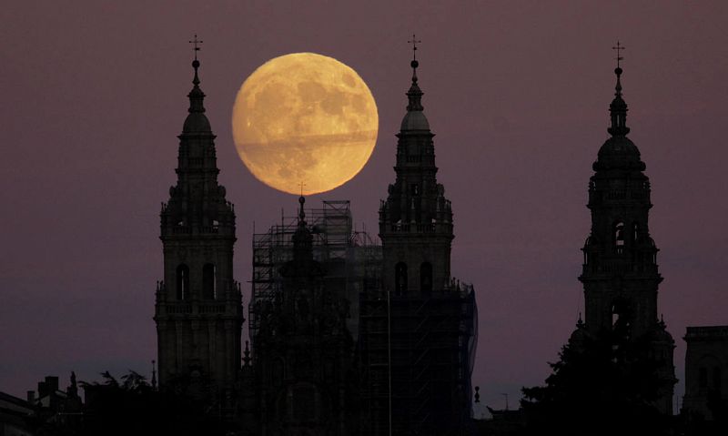 Salida de la luna la noche del 13 de noviembre junto a las torres de la catedral de Santiago de Compostela, en España.