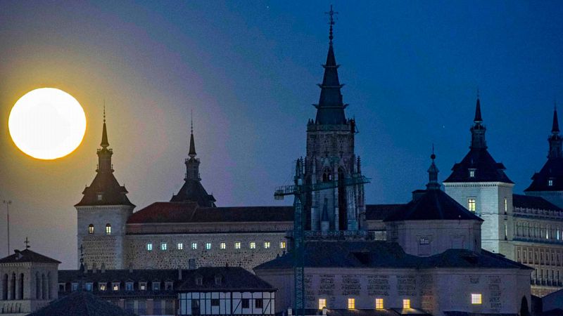 La superluna tras el casco histórico de Toledo y el Alcazar 