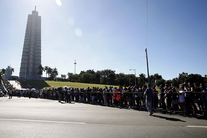 Largas colas en la Plaza de la Revolución por segundo día