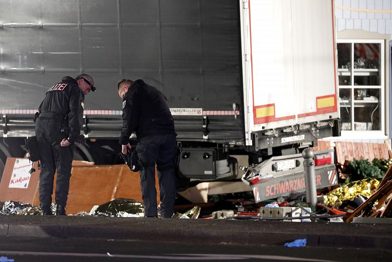 Un camión se estrella contra un mercado navideño en Berlín