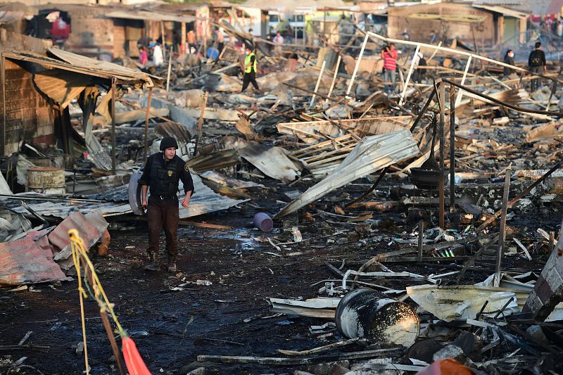 Bomberos entre los restos del mercado destruido. El mercado de pirotecnia de San Pablito es famoso en México.