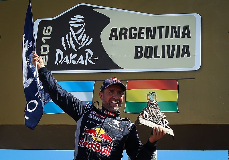 El piloto francés Stephane Peterhansel, del equipo Peugeot, levanta la estatuilla del Dakar en el podio tras ganar la competencia en la categoría de coches. Su duodécimo título.