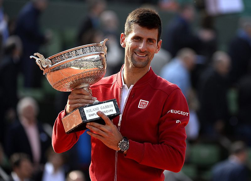 El serbio Novak Djokovic posa junto a su trofeo en París tras imponerse a Andy Murray en la final. (5 de junio de 2016)