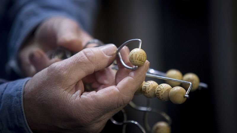 Preparativos de los bombos y bolas para el Sorteo de la Lotería de Navidad que se celebra mañana en el salón de sorteos del Teatro Real de Madrid