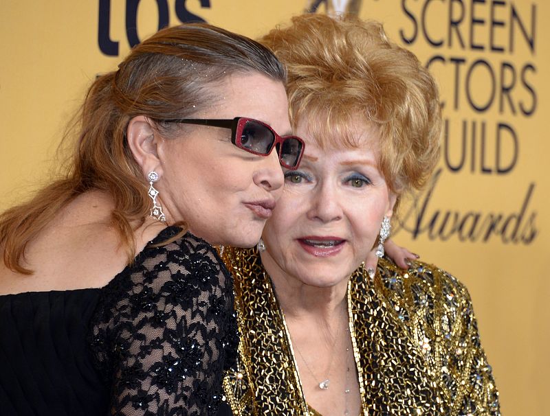 Reynolds junto a su fallecida hija, Carrie Fisher, en la ceremonia de los Screen Actors Guild Awards en Los Ángeles, California.