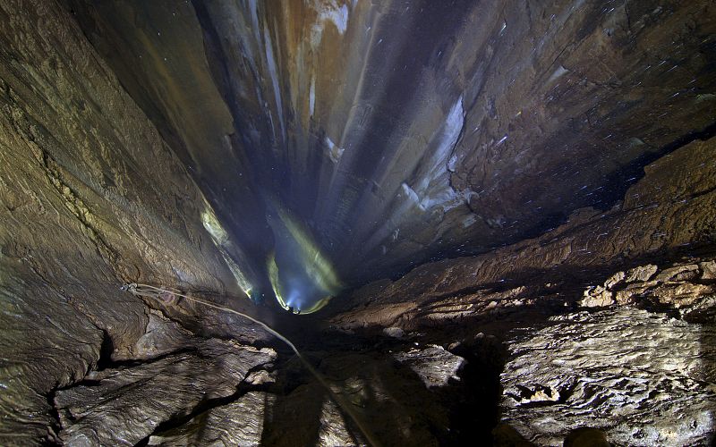 Espeleólogos cántabros hallan en Ruesga el mayor pozo vertical de España