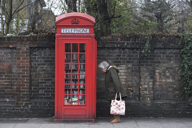 La biblioteca más pequeña de Londres es una cabina telefónica