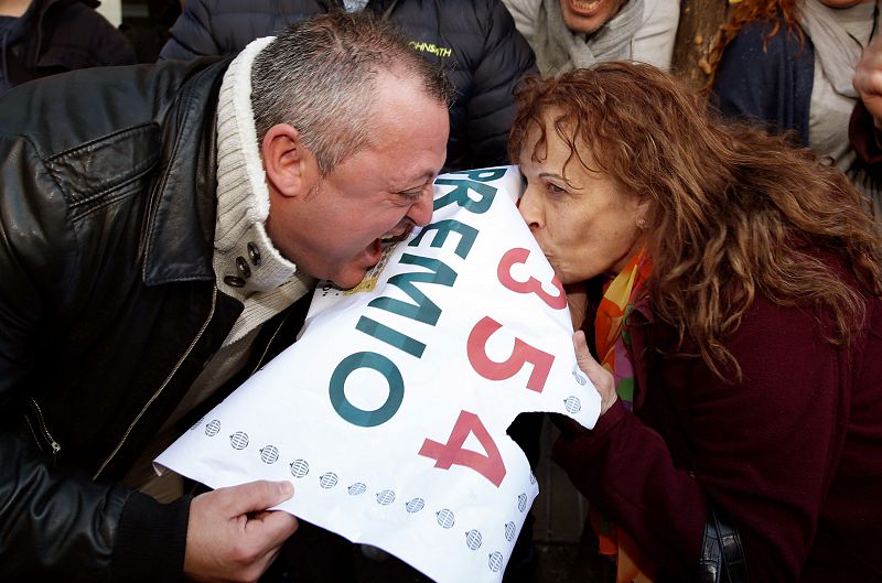 El primer premio del sorteo de El Niño, dotado con 2.000.000 de euros a la serie, ha recaído en el número 08.354, vendido íntegramente en la administración número 3 de Torrent (Valencia).