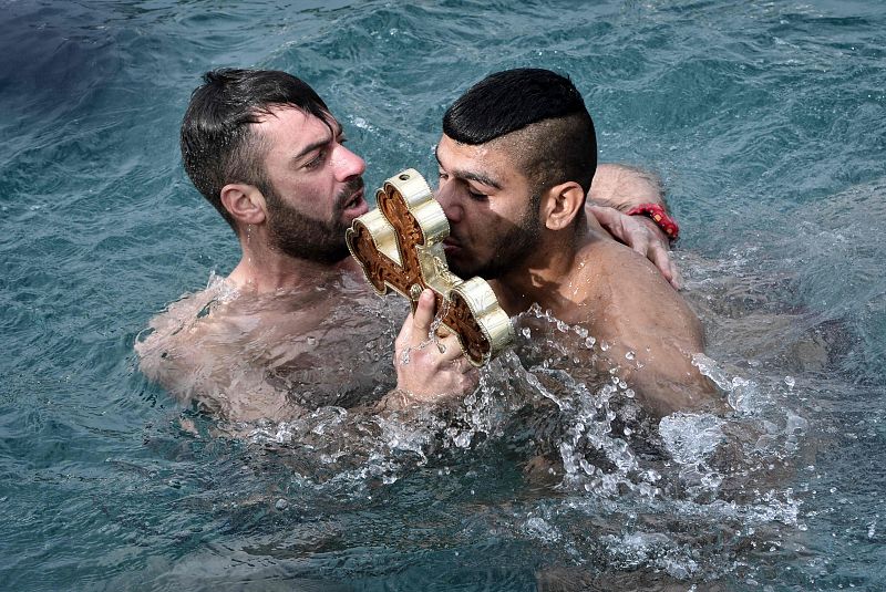 Los ortodoxos griegos celebran el día de la Epifanía bendiciendo las aguas