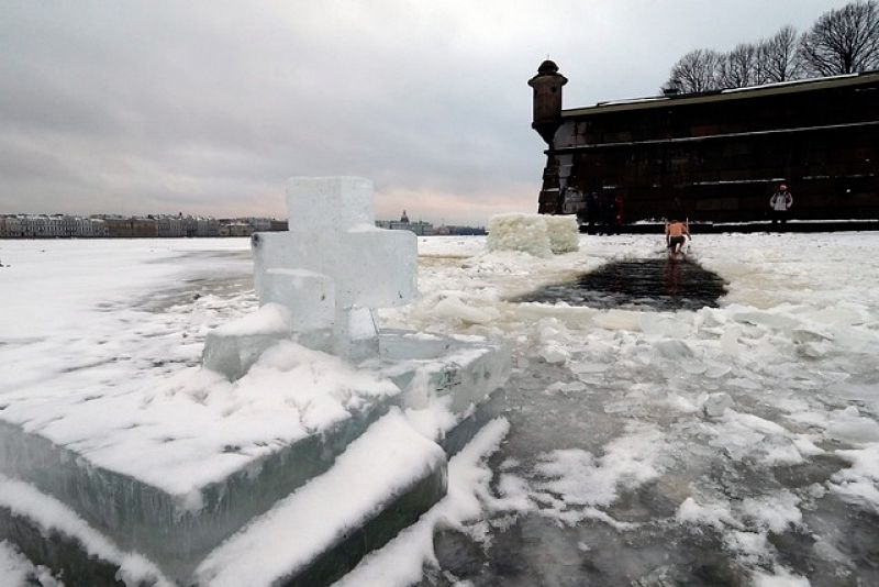 Un hombre se baña en agua helada en Rusia