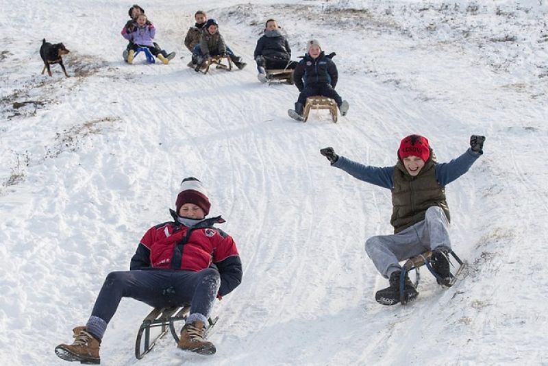 Niños jugando en la nieve en Kosovo