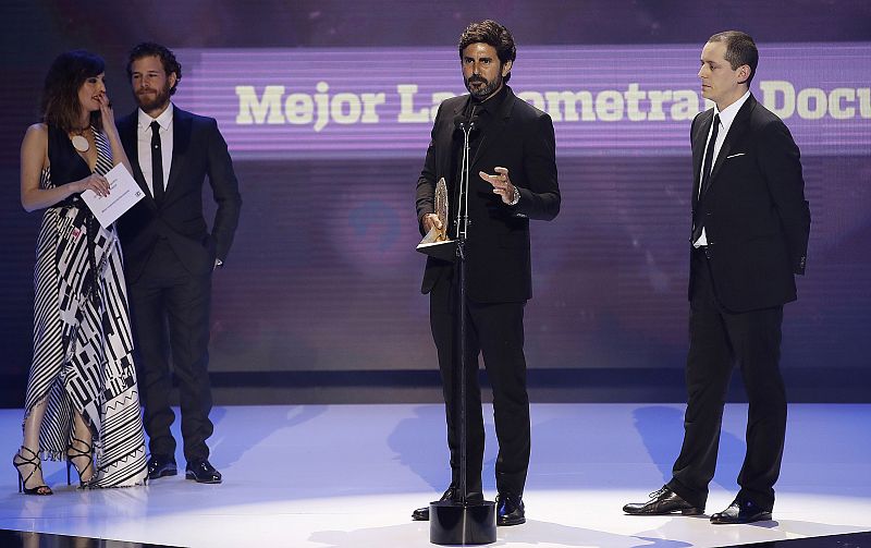 El director de "Nacido en Siria " Zin Hernán (c) tras recibir el premio Forqué al mejor Largometraje Documental