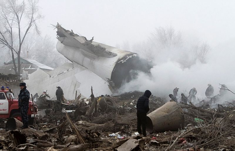 Equipos de rescate fotografiados entre los restos del avión siniestrado en el aeropuerto de Manas en Kirguistán