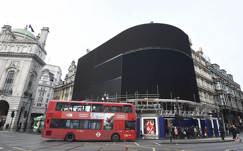 Los anuncios de Piccadilly, en Londres, se van a negro por primera vez desde la II Guerra Mundial