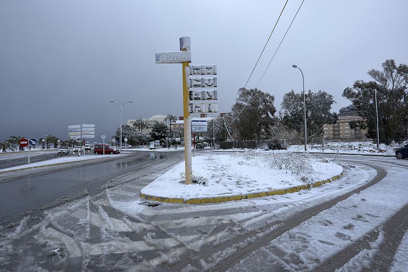 En la imagen, la entrada de la población alicantina de Denia donde nieva desde primeras horas de la mañana.