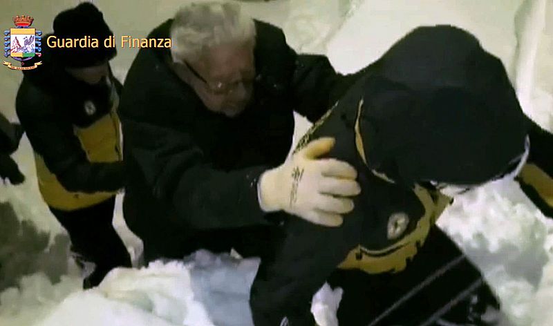 Captura de un vídeo de la Guardia de Finanzas que muestra a una persona rescatada del hotel Rigopiano.