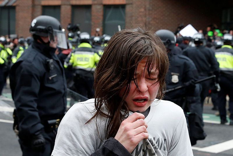 La policía emplea gas pimienta contra algunos manifestantes anti Trump