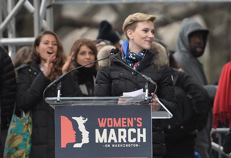 La actriz Scarlett Johansson habla durante la protesta en Washington