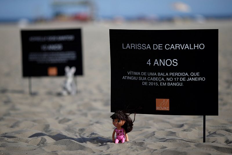 Peluches en Copacabana para recordar a los niños muertos por armas de fuego
