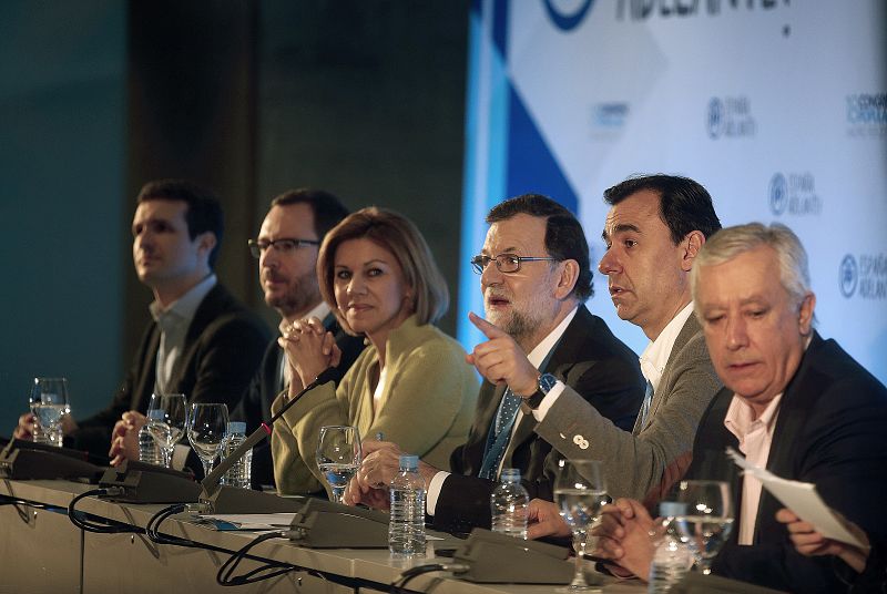 De izquierda a derecha: Pablo Casado, Javier Maroto, María Dolores de Cospedal, Mariano Rajoy, Fernando Martínez Maillo, y Javier Arenas