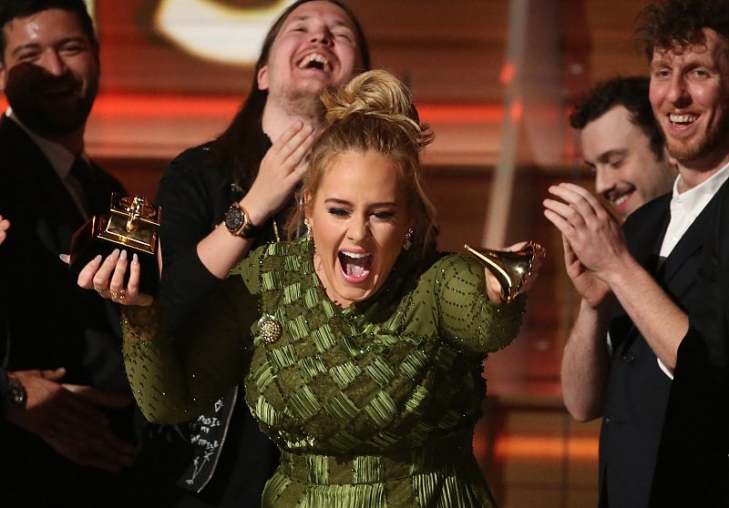 Adele sufrió un accidente al recoger su quinto premio a Mejor Album del Año por 'Hello' cuando rompió por accidente una estatuílla. La británica es la primera artista de la historia que logra hacerse con la victoria en las categorías principales por