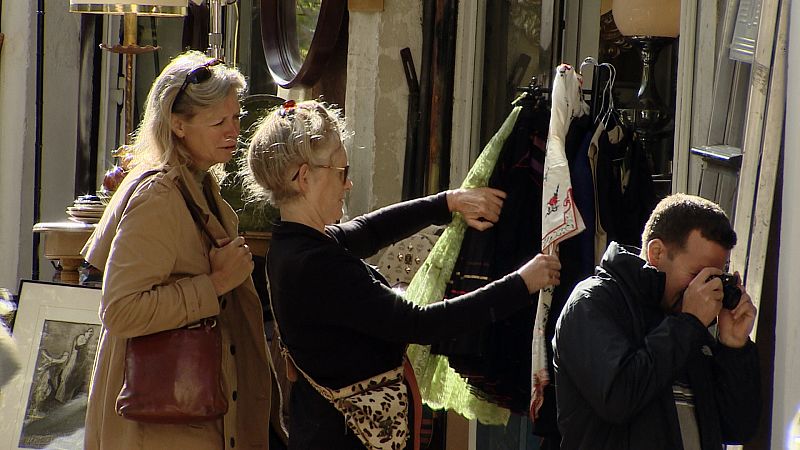 Turistas mirando ropa