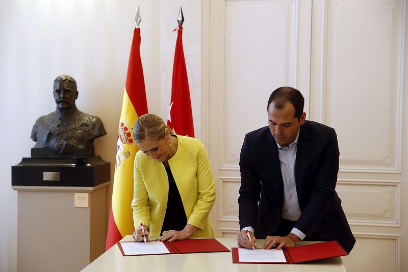 La presidenta de la Comunidad de Madrid, Cristina Cifuentes (i), y el portavoz de Ciudadanos en la Asamblea de Madrid, Ignacio Aguado (d), han llegado a un acuerdo para cerrar los presupuestos de la región para 2017, por un total de 18.538 millones